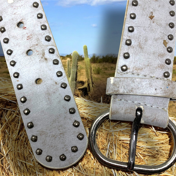 Vintage Y2K Distressed White Faux Leather Concho Belt Western Cowgirl READ FLAWS - Picture 4 of 6